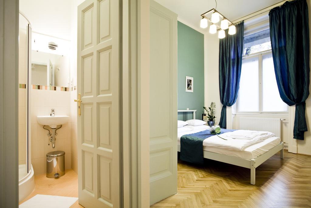 Budapest Rooms Bed And Breakfast Room photo